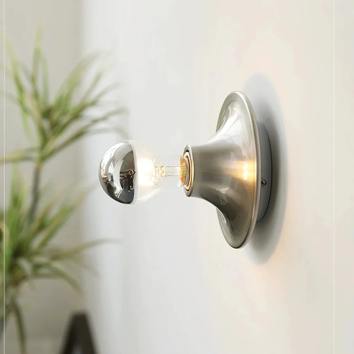 Round Retro Wall Sconce — Small Creative Nordic Bedside Style | JETON™