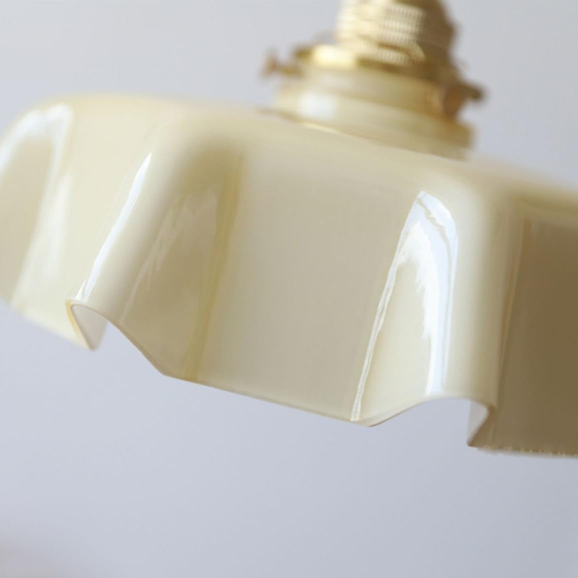 Close-up of the Fleur cream scalloped glass shade edge