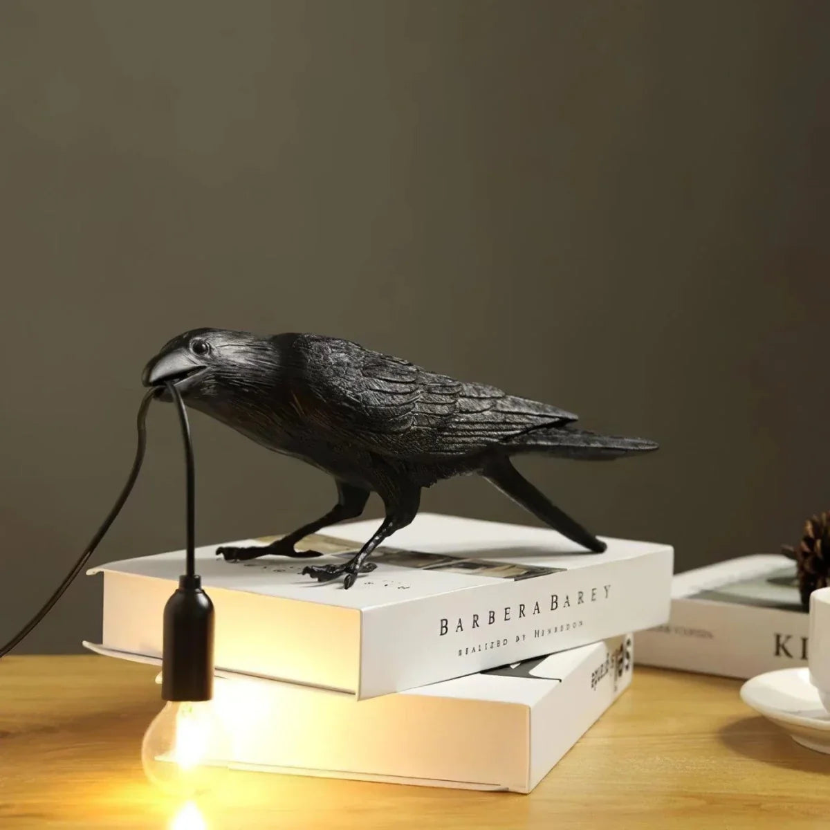 Sculptural Resin Crow Table Lamp — Playful Style | CORBEAU™