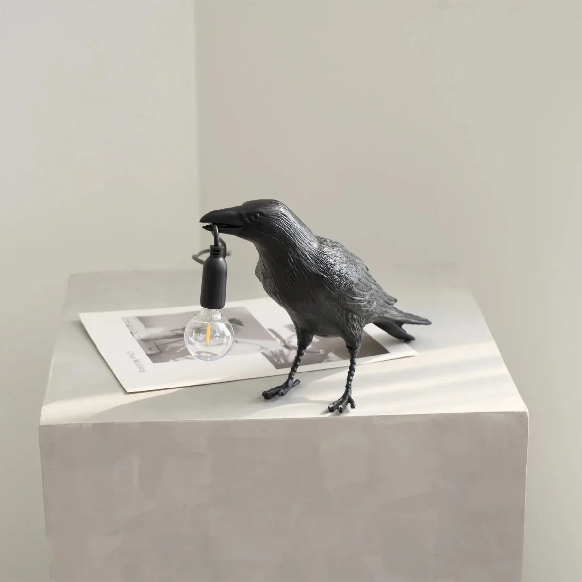 Sculptural Resin Crow Table Lamp — Playful Style | CORBEAU™