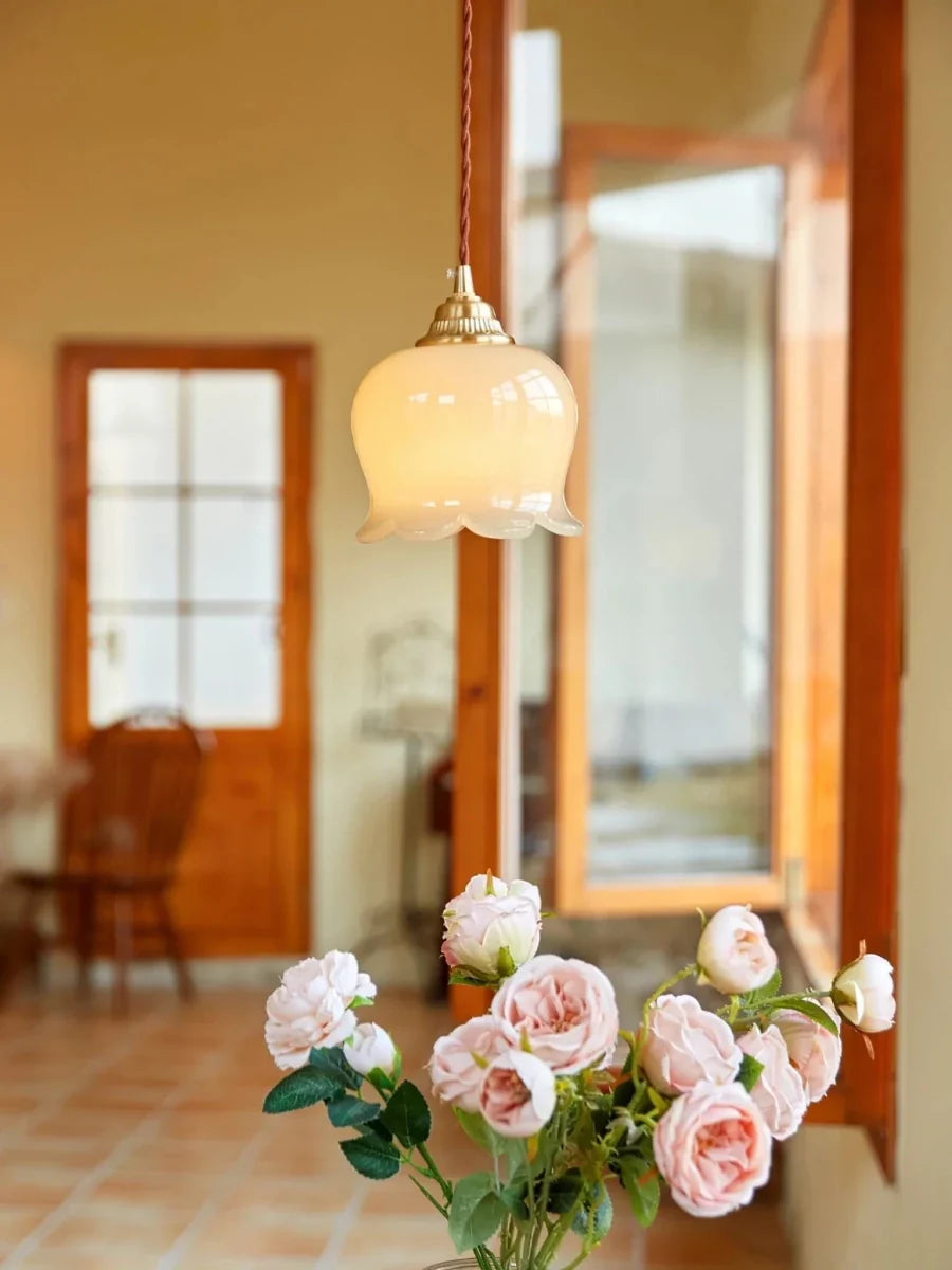 Cream Metal Flower Pendant — Vintage American Style | CAMÉLIA™