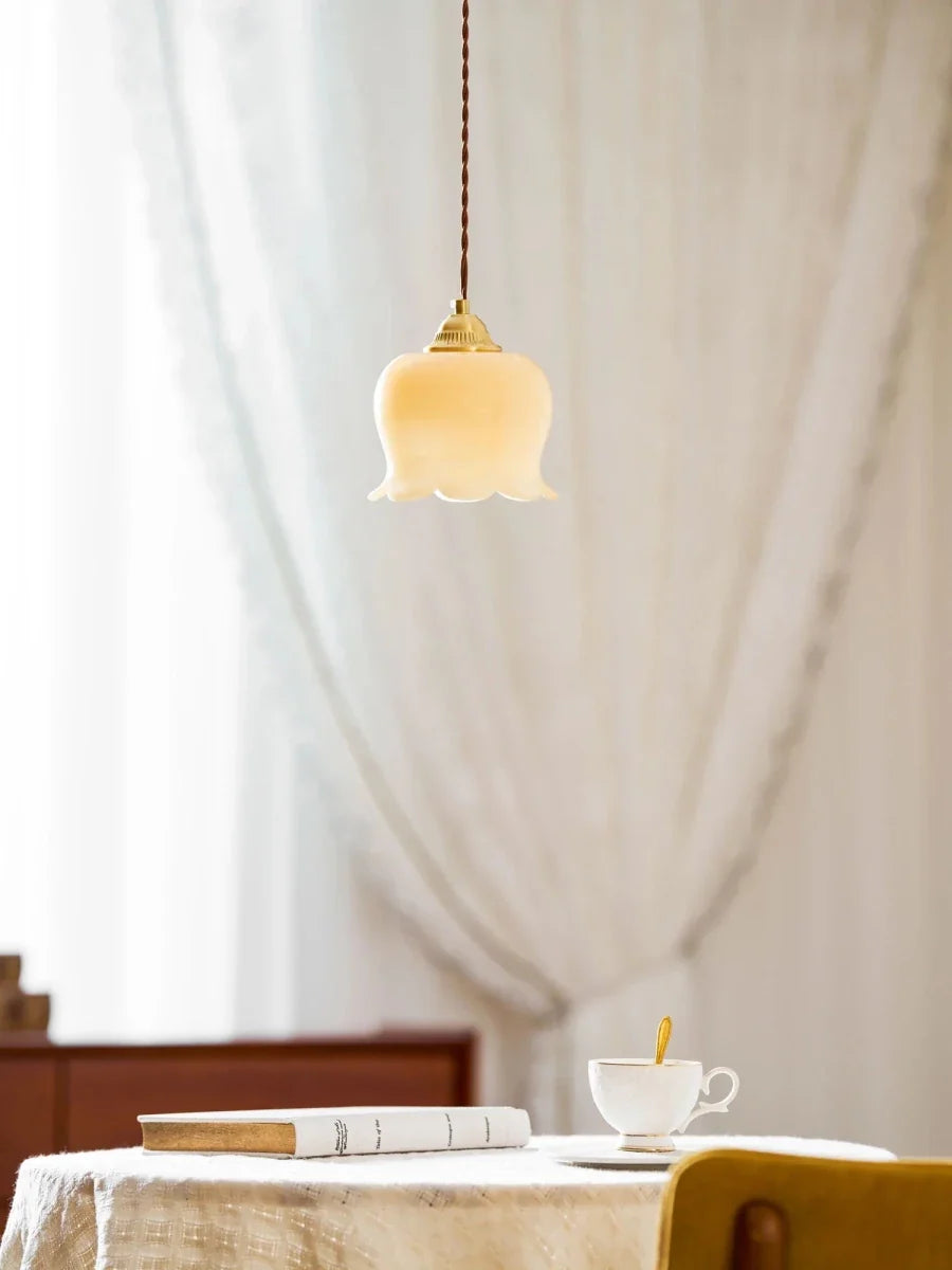 Cream Metal Flower Pendant — Vintage American Style | CAMÉLIA™