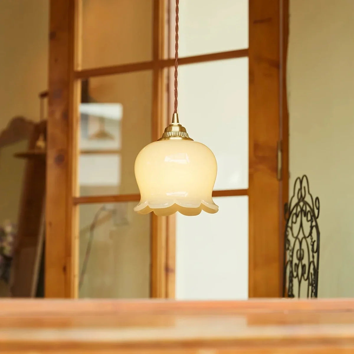 Cream Metal Flower Pendant — Vintage American Style | CAMÉLIA™