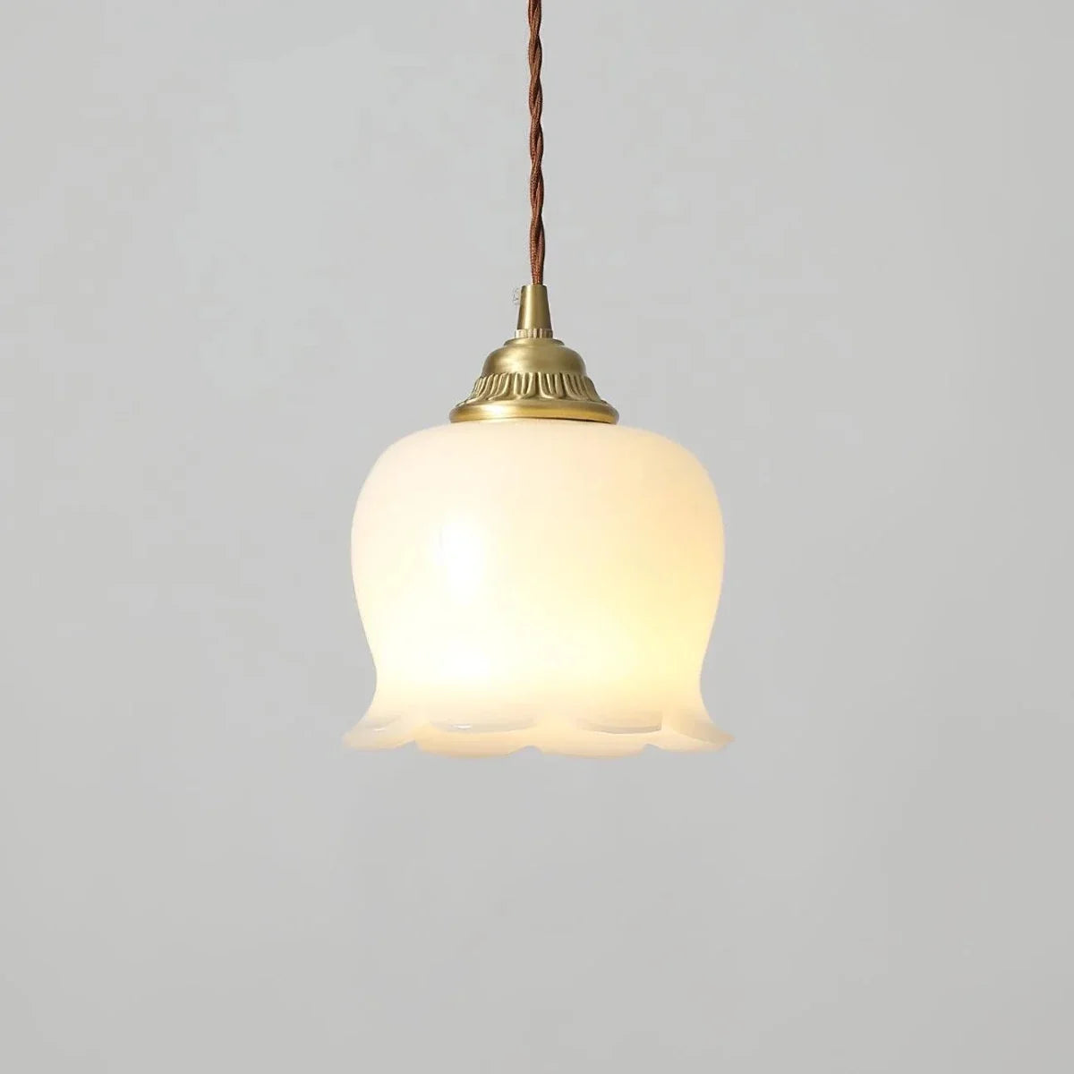 Cream Metal Flower Pendant — Vintage American Style | CAMÉLIA™