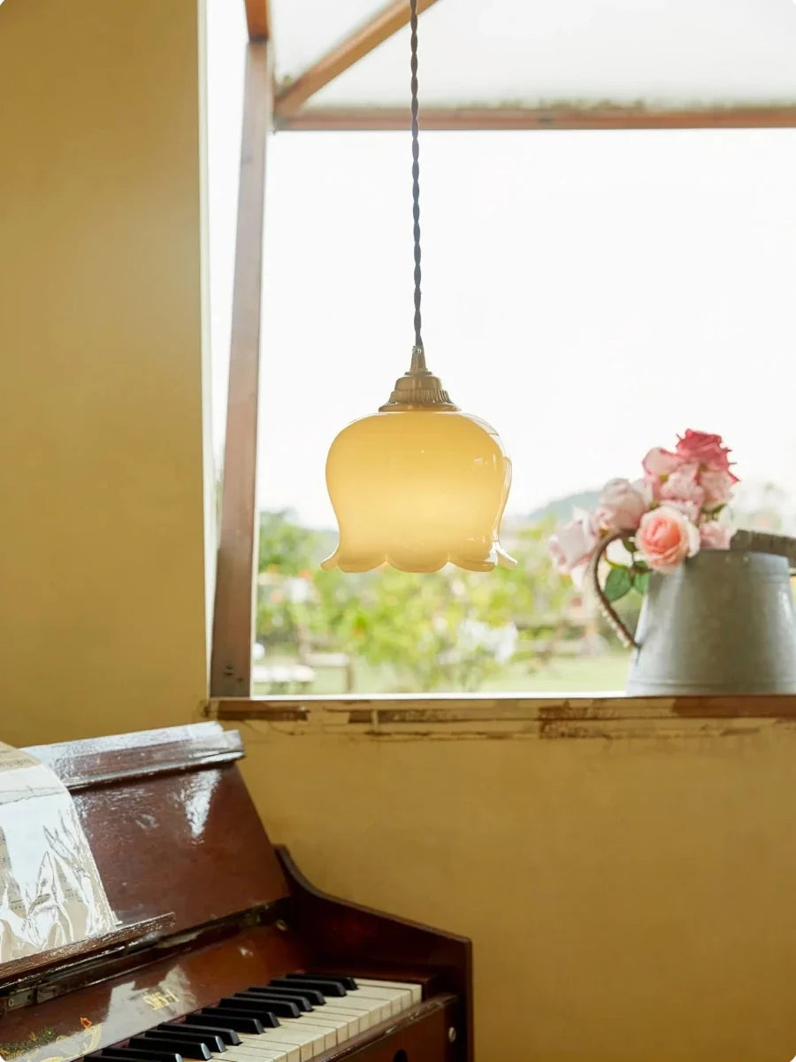 Cream Metal Flower Pendant — Vintage American Style | CAMÉLIA™