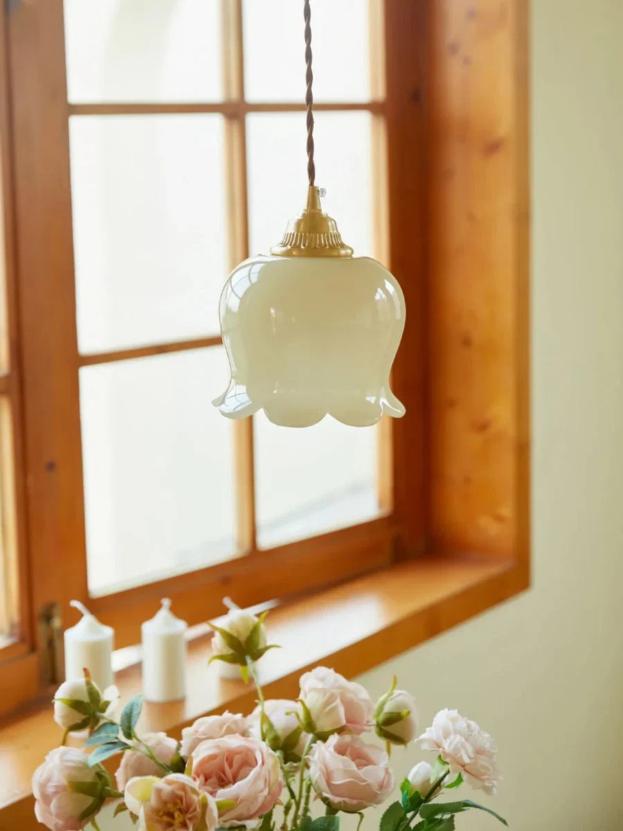 Cream Metal Flower Pendant — Vintage American Style | CAMÉLIA™